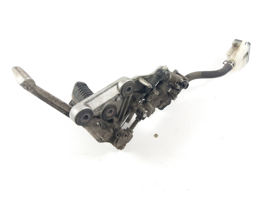 Suzuki GSX 1300 R Hayabusa WVA1 [2000] - Fodstøtte til højre med bremsearmen og bremsepumpens fodbremse