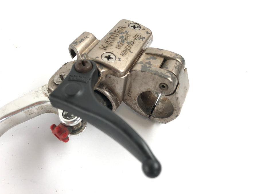 Husaberg Fe 501 [2002] - Styrets fittings på venstre koblingspumpe med bremsearme og dekomprimeringshåndtag