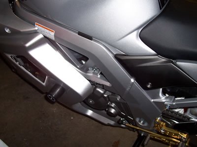 Suzuki SV 650 S [2003-2012] - Aero-styrtbeskyttere (svingarmsleje) Sort Suzuki SV650 Full Faired