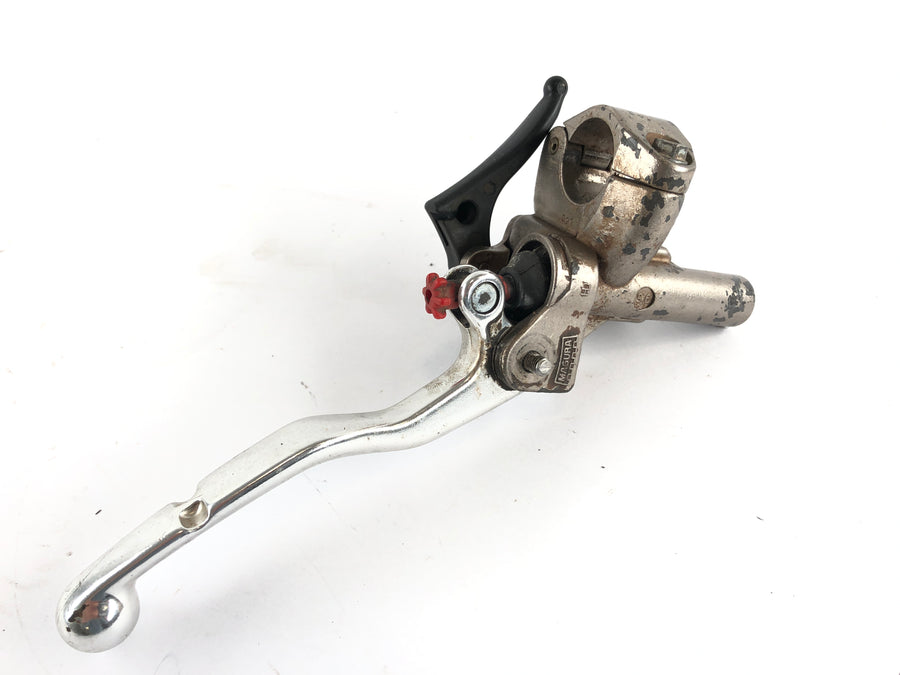 Husaberg Fe 501 [2002] - Styrets fittings på venstre koblingspumpe med bremsearme og dekomprimeringshåndtag