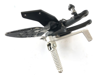 Yamaha YZF R1 RN12 [2005] - Fodstøtte til højre med Holder og Brake Pedal - 0