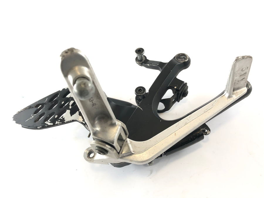 Yamaha YZF R1 RN12 [2005] - Fodstøtte til højre med Holder og Brake Pedal