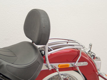 Harley Davidson Softail Deluxe (Milwaukee -Eight 107/114) [2018] - Driver Sissy Bar med en stor afrundet pude og bagageholder