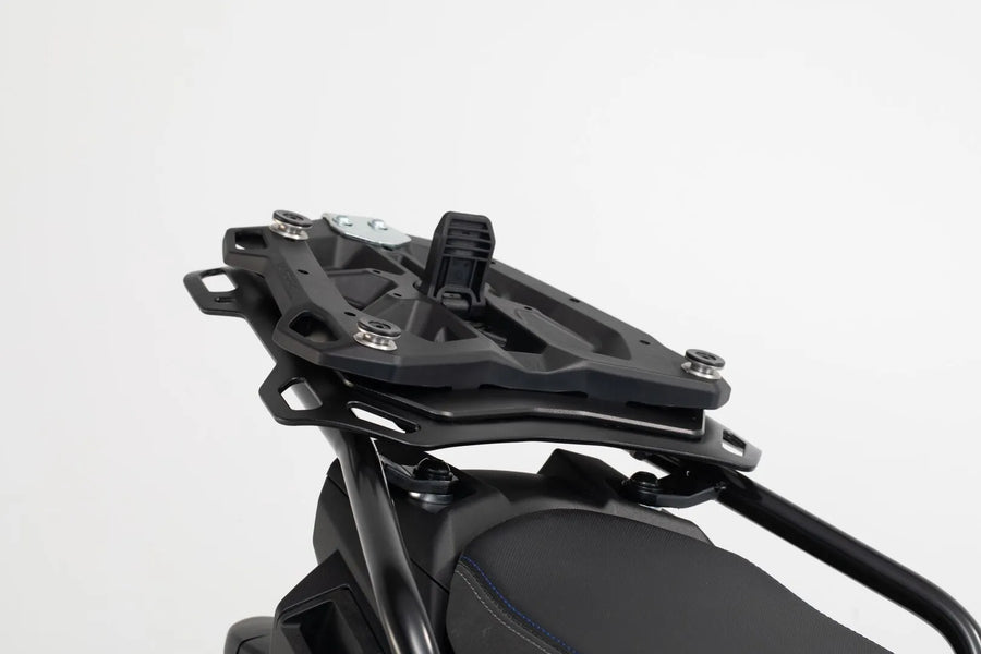 Suzuki V-Strom 650 [SW-MOTECH] – adaptersæt til ADVENTURE-RACK bagagebærer set forfra