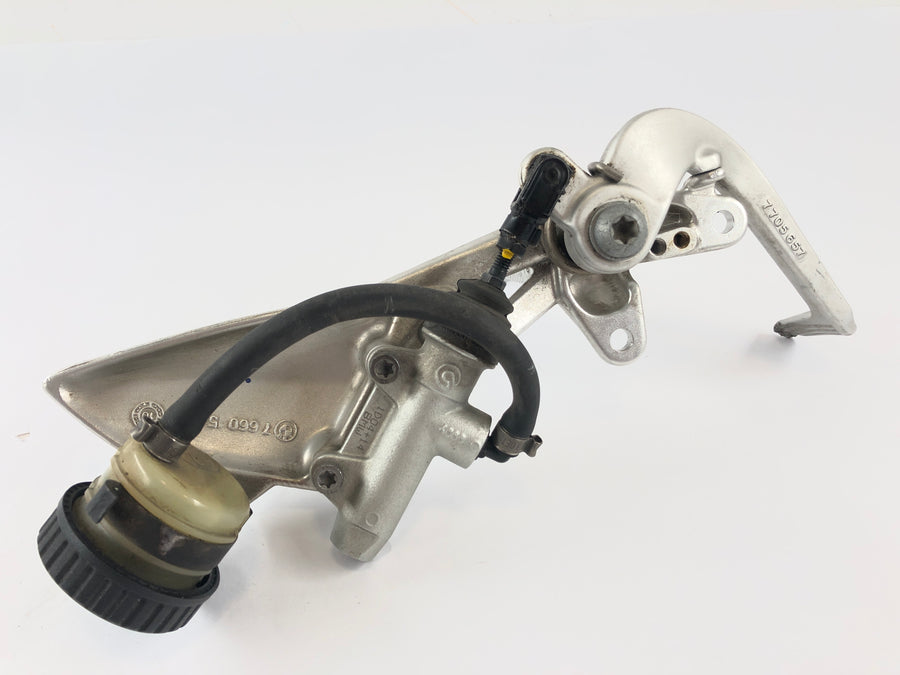 BMW K 1300 R [2010] - Fodstøttens fodstøtte lige med bremsepumpe og bremsepedal