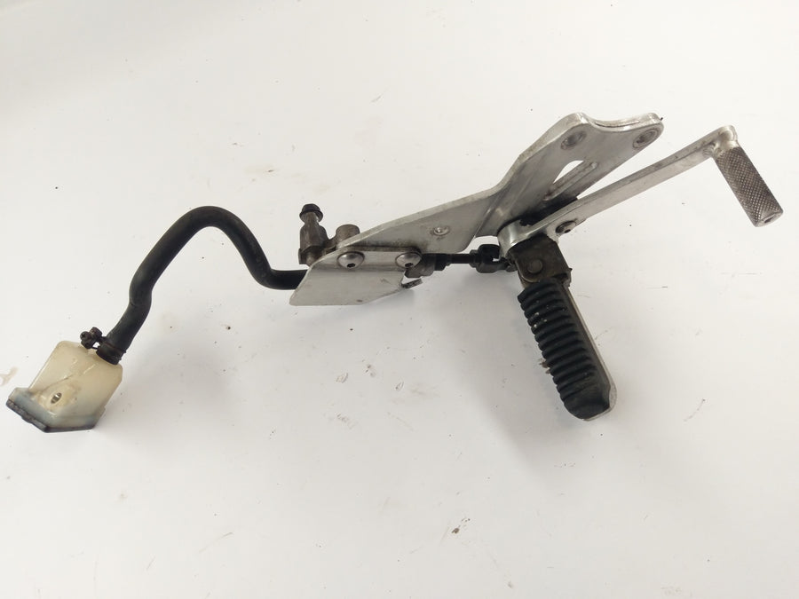Suzuki GSXR 1100 GV73A [1992] - Fodstøtte med Holder til højre og bremsepumpe