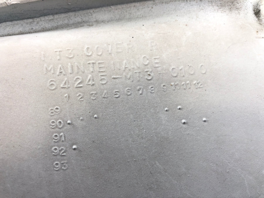 Honda St 1100 SC26 Pan European [1990] - Sidebeklædning på det rigtige vedligeholdelseslåg
