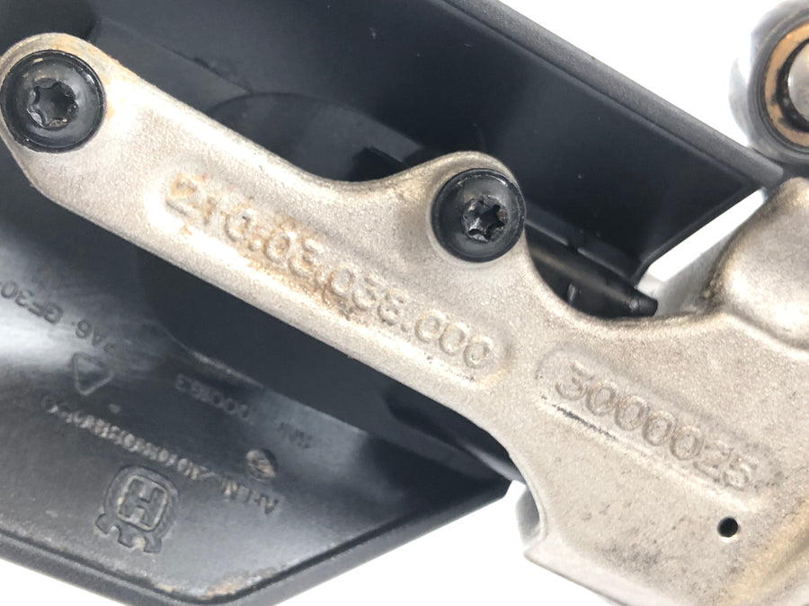 Husqvarna 701 Vitpilen [2018] - Driver's Foothrestrasta til venstre med Holder and Gear Lever