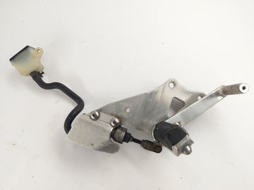 Suzuki GSXR 1100 GV73A [1992] - Fodstøtte med Holder til højre og bremsepumpe