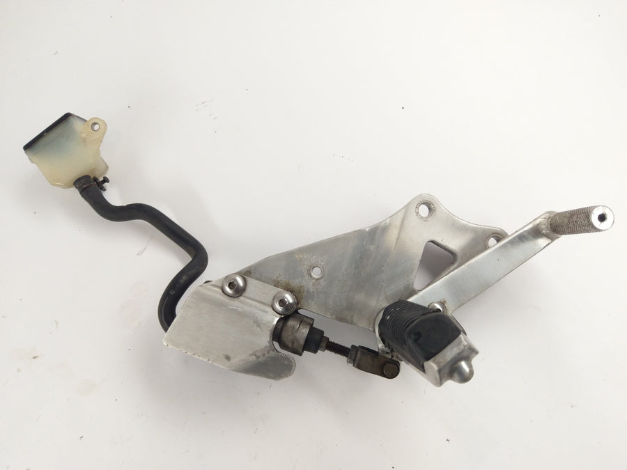Suzuki GSXR 1100 GV73A [1992] - Fodstøtte med Holder til højre og bremsepumpe