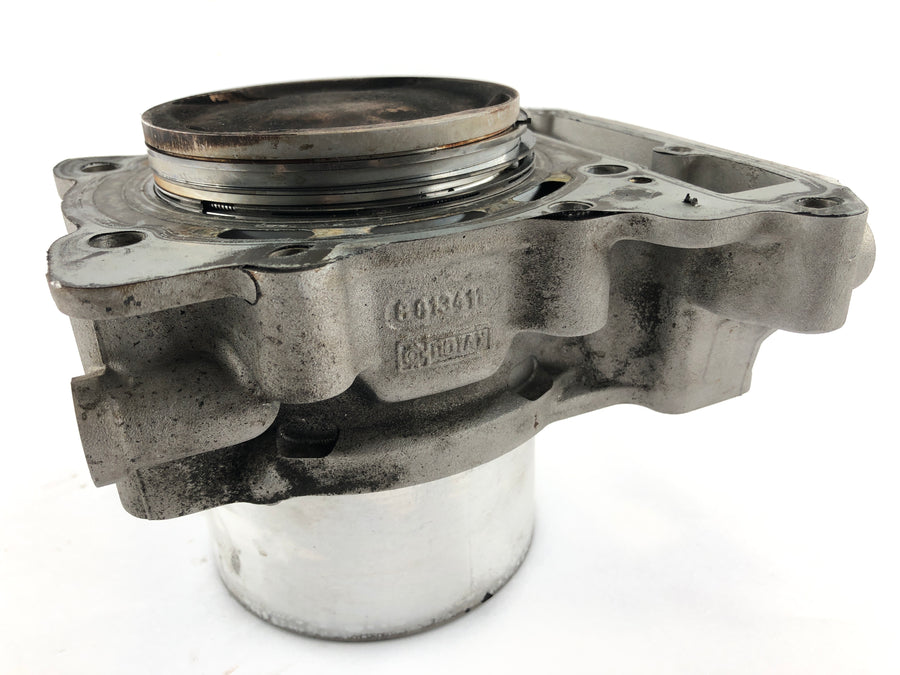 Kan på Spyder SM5 [2009] - cylinder med stempler bagpå