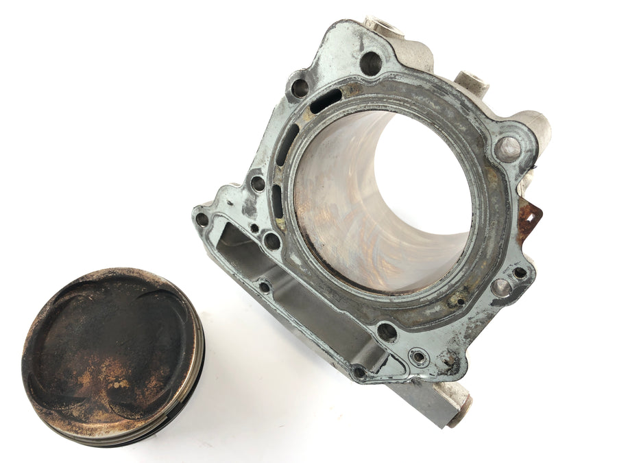 Kan på Spyder SM5 [2009] - cylinder med stempler bagpå