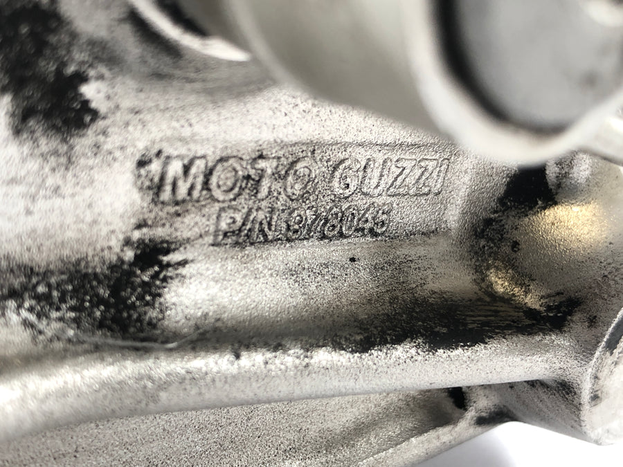 Moto Guzzi Stelvio 1200 8V [2011] - Fodstøttindehaver til venstre med gearhåndtag