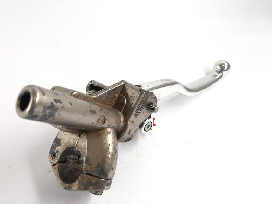Husaberg Fe 501 [2002] - Styrets fittings på venstre koblingspumpe med bremsearme og dekomprimeringshåndtag