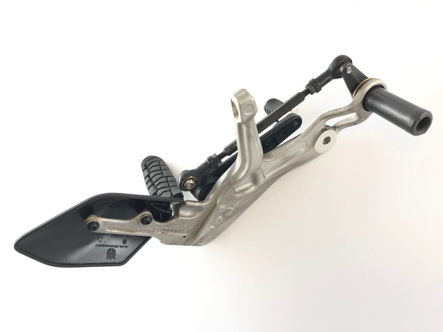 Husqvarna 701 Vitpilen [2018] - Driver's Foothrestrasta til venstre med Holder and Gear Lever