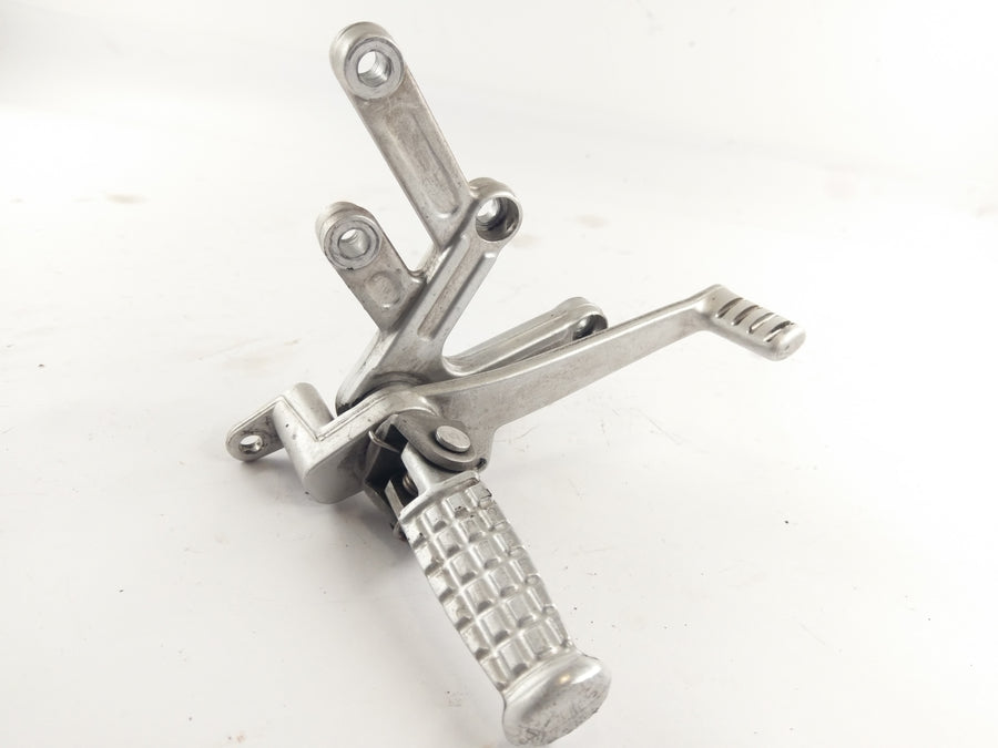 Triumph Speed ​​Triple T509 885i [1998] - Fodstøtte til højre med Holder og Brake Pedal