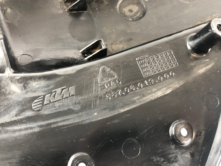 KTM LC4 640 Duke 2 [2001] - Underjordisk husly på indersiden bag stænkbeskyttelse