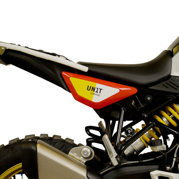 BMW F 450 GS [2026-] - Unit Garage-Aufkleber in Gelb/Weiß für die Seitenverkleidungen unter dem Sitz