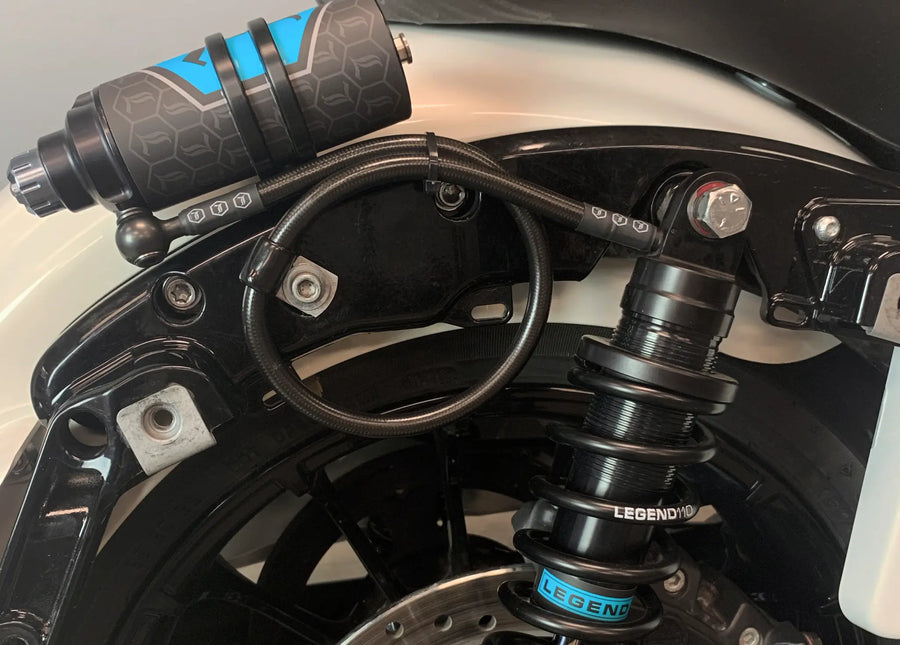 Harley-Davidson FLHRXS 1868 Road King Special 114 [2025] - REVO ARC Remote Reservoir Außenbefestigung – Bild 4