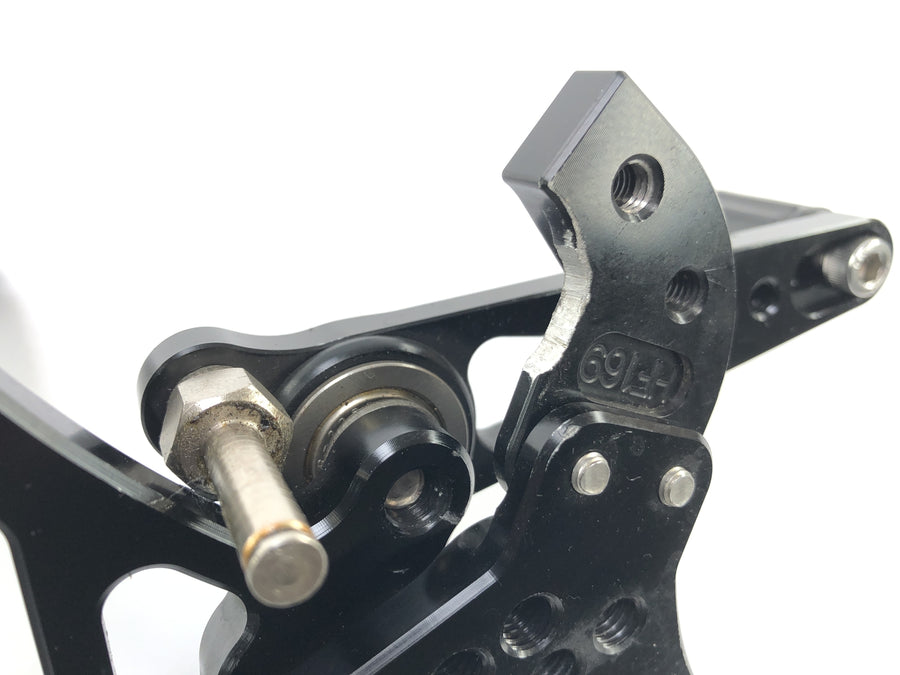 Aprilia RSV4 1000 [2010] - Fodstøttesystemet med skiftepedal og bremsepedal