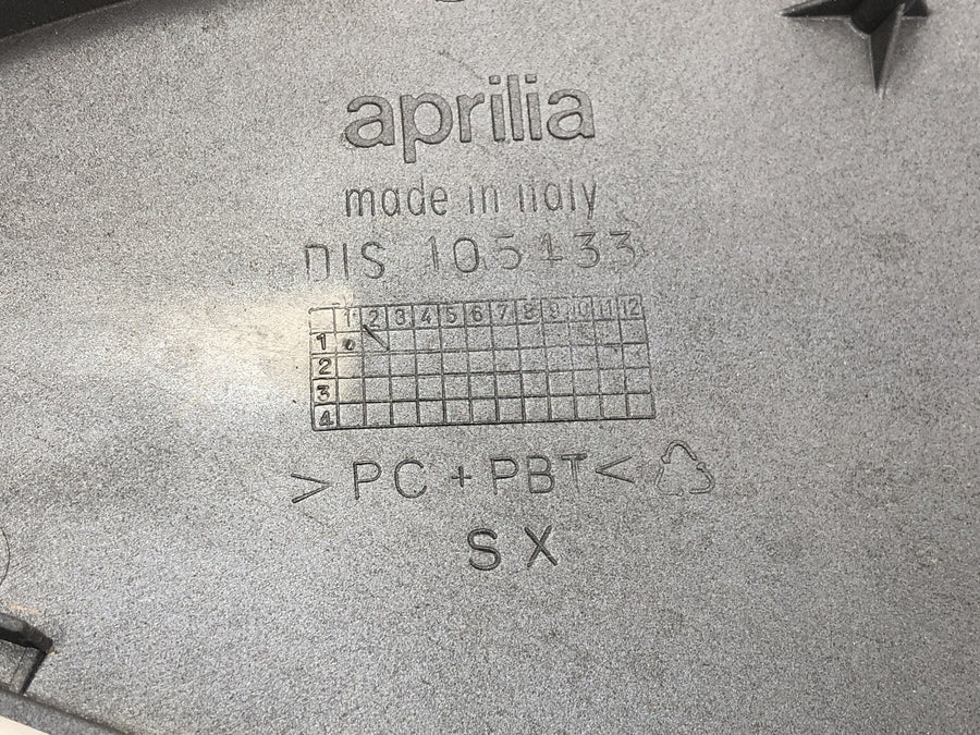 Aprilia første 1000 Futura [2002] - Side beklædning på højre side af sædepanelet