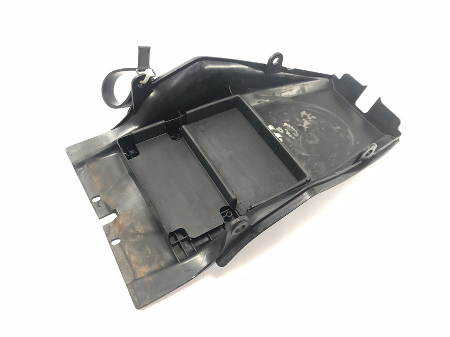 KTM Duke 690 A3 [2012] - Batterikasse batteriholder bagerste rum indvendigt panel