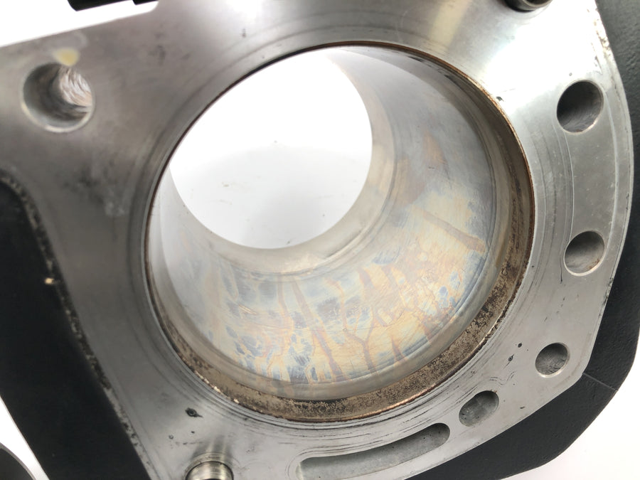 Moto Guzzi Stelvio 1200 8V [2016] - cylinder med stempel til venstre