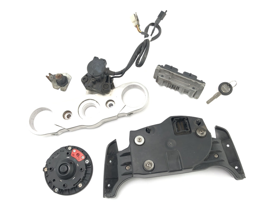 Moto Guzzi Stelvio 1200 4V [2009] - Låsesmed med Speedometer Control Unit Tank Lock and Fork Bridge over