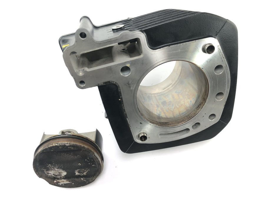 Moto Guzzi Stelvio 1200 8V [2016] - cylinder med stempel til venstre