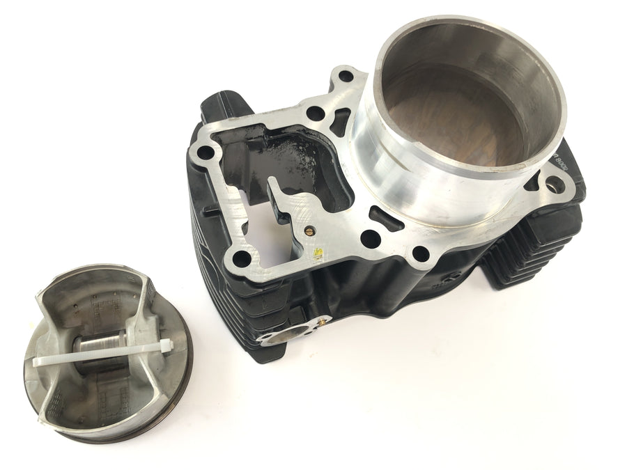Suzuki VZ 1500 WVCU [2011] - Cylinder med stempelcylinder bagtil