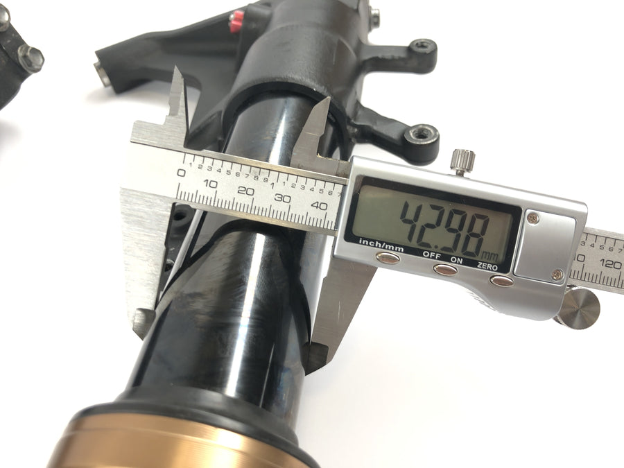 Suzuki GSX R 1000 WVB6 K6 [2006] - Teleskopgaffel på hovedet forgaffel med aksel