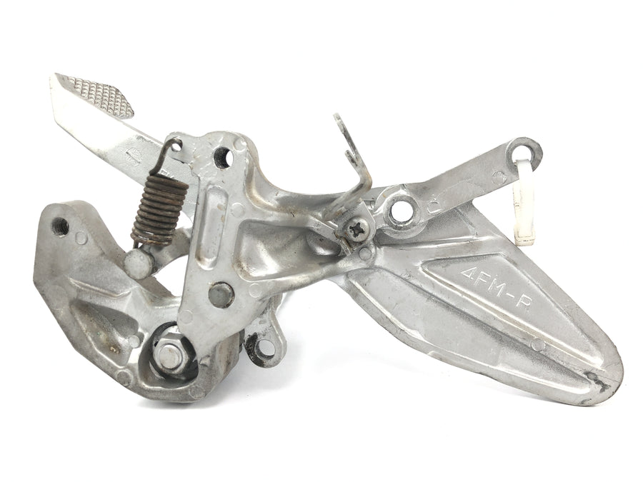 Yamaha YZF 750 R 4HN [1995] - Førerens fodstøttesystem til højre med bremsepedal