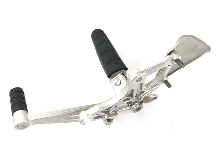 BMW R 1200 St R1st [2006] - Fodstøttesystemets førers fodstøtte lige med bremsepedal