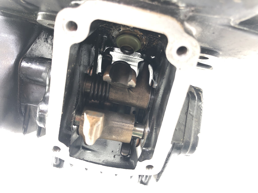 Ducati 900 SS [1991] - Cylinderhoved, der står med vippet