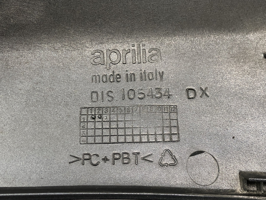 Aprilia RST 1000 FUTURA [2002] - Sædebeklædning i den bageste venstre bageste beklædning
