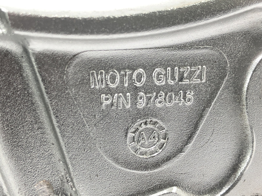 Moto Guzzi Stelvio 1200 8V [2016] - Fodstøttesystem til højre, førerfodstøtte og passagerfodstøtte med beslag
