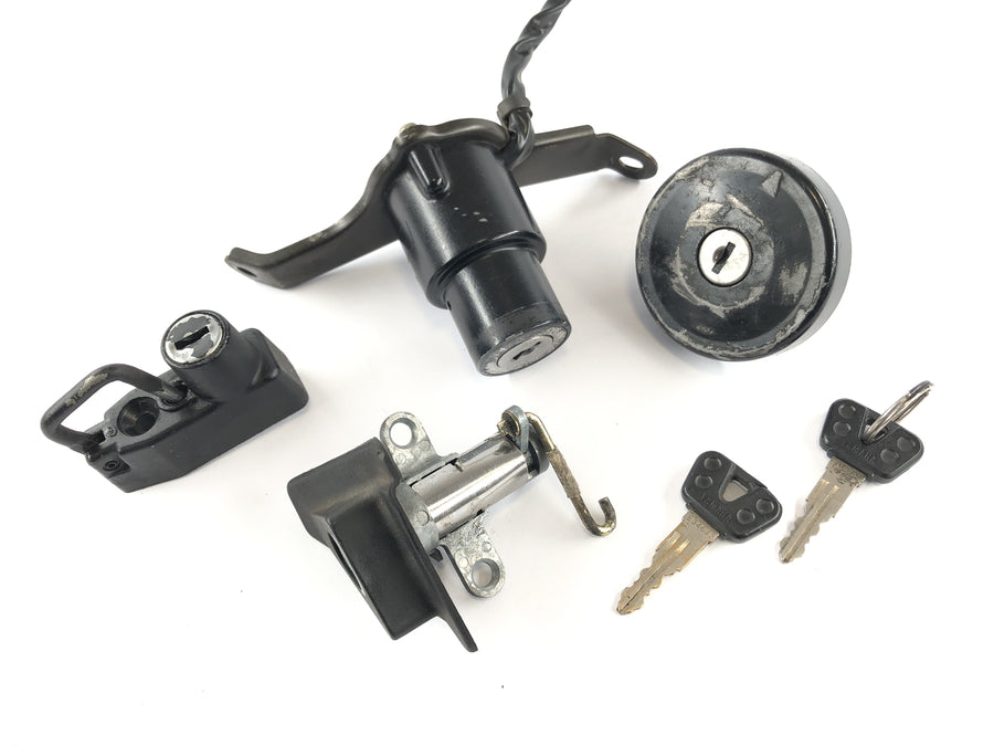 Yamaha V Max 1200 2we [1996] - Låsesmedfyldning af låsestank Lock Helmschloss