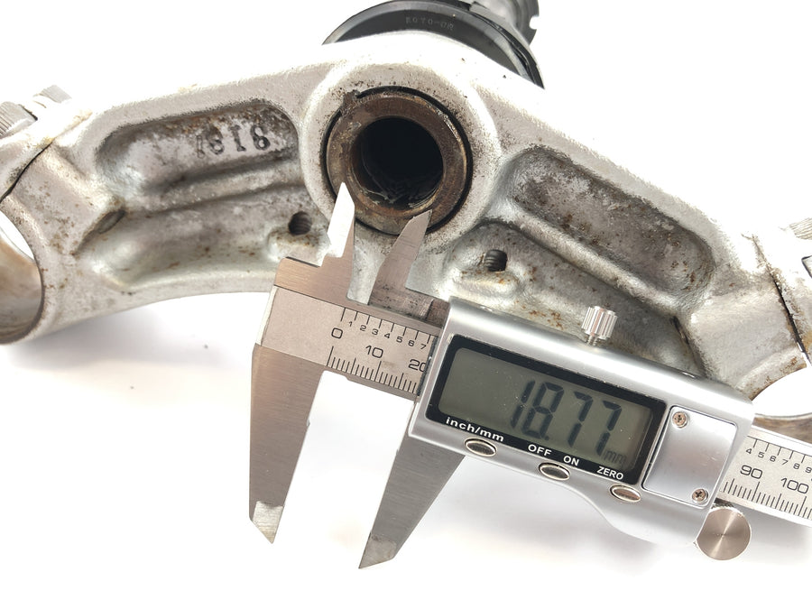 Kawasaki ZR7 ZR750F [1999] - Fork Bridge nedenfor