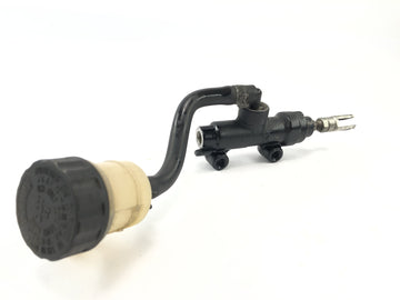 Triumph Street Triple R 675 D67LD [2010] - Hovedbremsecylinder ved bagsiden af ​​bremsepumpens bremsesystem