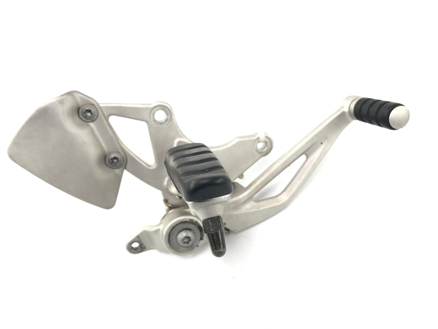 BMW R 1200 St R1st [2006] - Fodstøttesystemets førers fodstøtte lige med bremsepedal