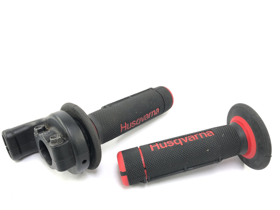 Husqvarna SM 630 A4 [2010] - Styrets fittings til højre gashåndtering med grebgummi