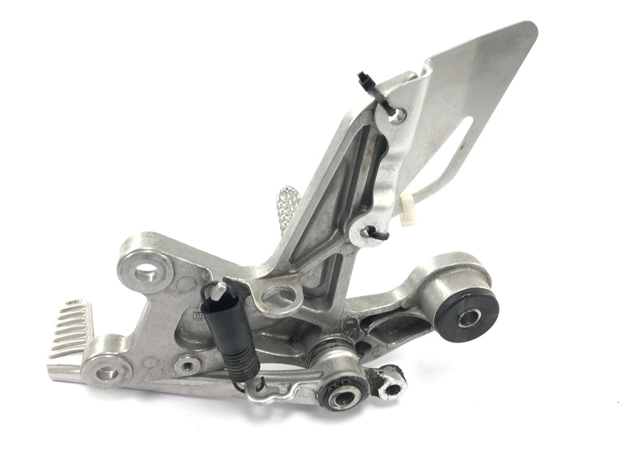 Honda CBR 1000 RR SC59 [2008] - Højre fodstøttesystem med bremsepedal, førerfodstøtte, fodstøtte