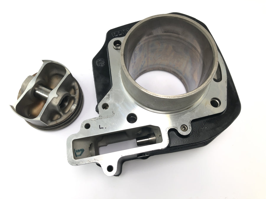 Moto Guzzi Stelvio 1200 8V [2016] - cylinder med stempel til venstre