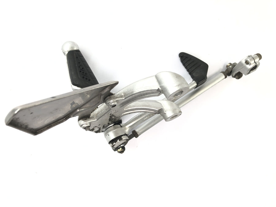 Benelli TNT 1130 [2009] - Førerens venstre fodstøttesystem med gearkobling.