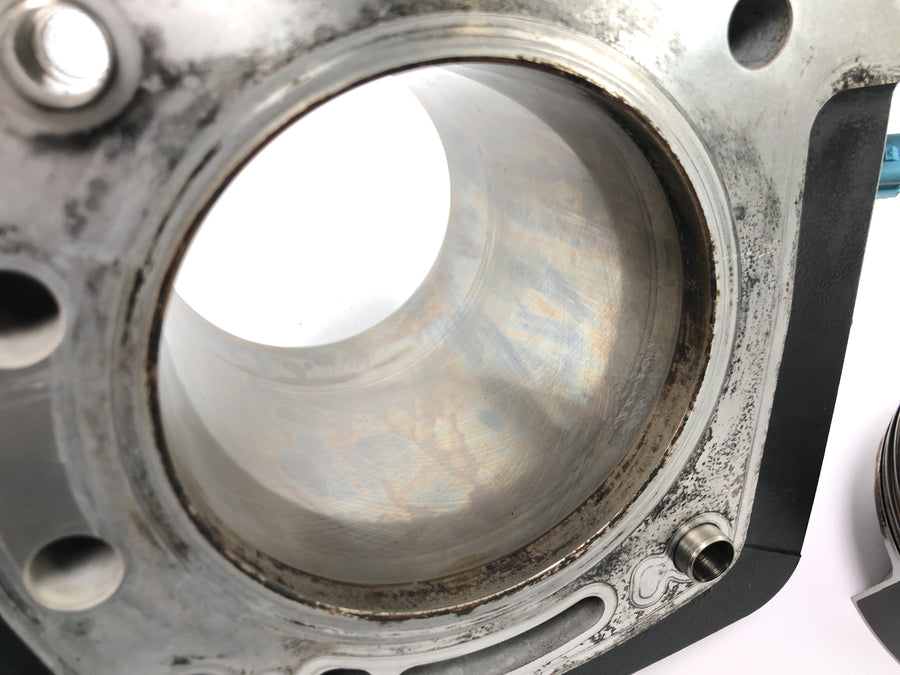 Moto Guzzi Stelvio 1200 8V [2016] - cylinder med stempel til højre