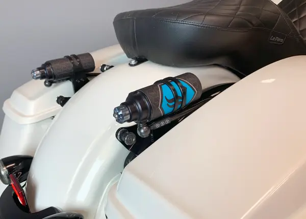 Harley-Davidson FLHXSE 1977 Street Glide CVO 121 [2025] - REVO ARC Remote Reservoir Außenbefestigung – Bild 8