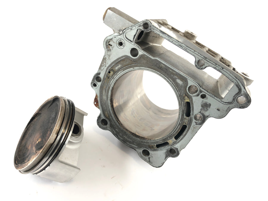 Kan på Spyder SM5 [2009] - cylinder med stempler bagpå