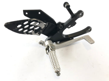 Yamaha YZF R1 RN12 [2005] - Fodstøtte til højre med Holder og Brake Pedal