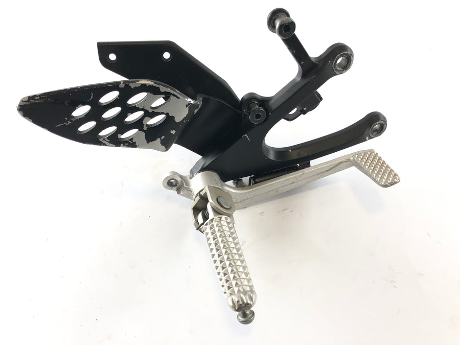 Yamaha YZF R1 RN12 [2005] - Fodstøtte til højre med Holder og Brake Pedal