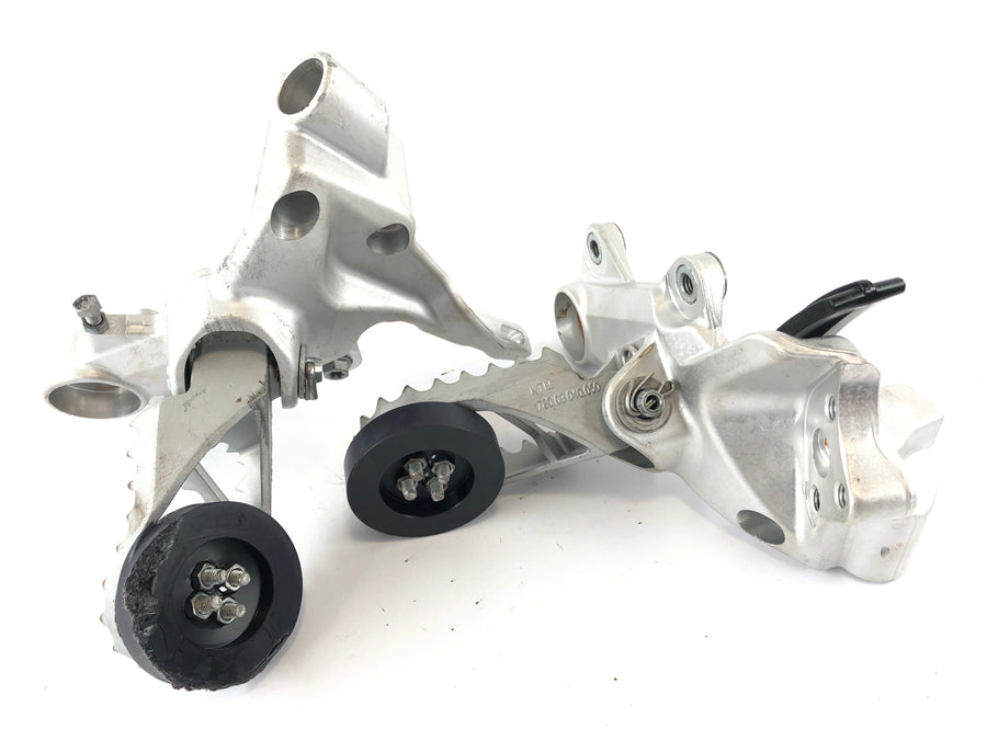 Husqvarna 701 Supermoto [2019] - Kørsel af fodstøtte til højre og venstre med indehaveren